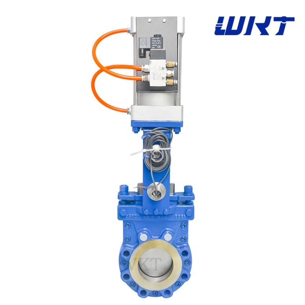 Válvula de puerta de cuchilla del EXTREMO del LUG del acero de molde WCB DN100 PN16 con el actuador neumático